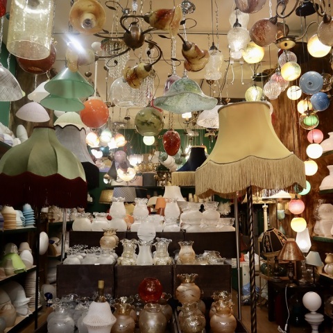 Το κατάστημα «Γυαλί και Φως» στην οδό Αθηνάς