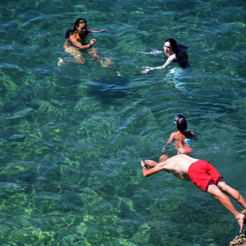 Ο καιρός σήμερα: Πολίτες απολαμβάνουν τις βουτιές τους στην παραλία