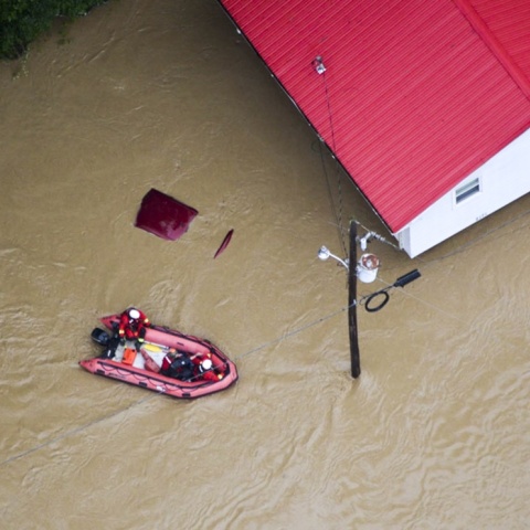 Πλημμύρες στο Κεντάκι: Διασώστες με φουσκωτή βάρκα σε δρόμους - ποτάμια