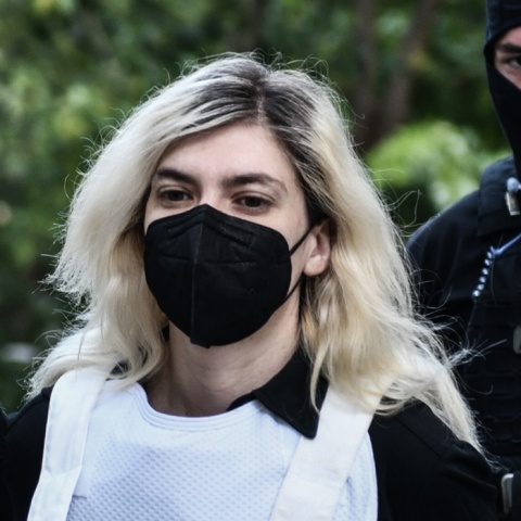 Η Ρούλα Πισπιρίγκου με μάσκα και αλεξίσφαιρο κατά τη μεταφορά της στον εισαγγελέα