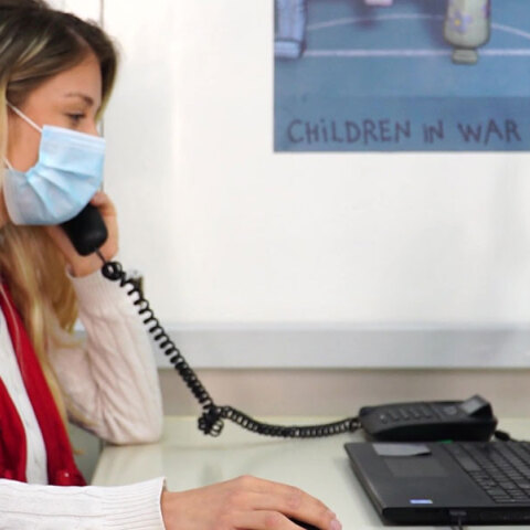 Ο ΕΕΣ υποστηρίζει γυναίκες θύματα έμφυλης βίας μέσω της τηλεφωνικής γραμμής ψυχοκοινωνικής υποστήριξης 10205