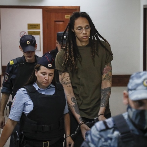 Brittney Griner με χειροπέδες στο δικαστήριο