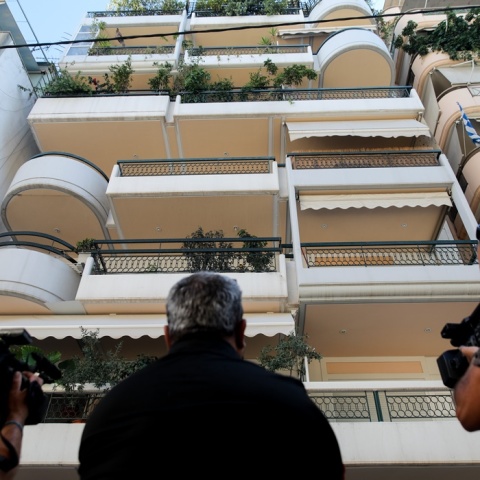 Νεκροί ηλικιωμένοι σε διαμέρισμα στην Κυψέλη - Οι αστυνομικοί έξω από το σπίτι