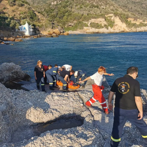 Διασώστες κοντά στο πλήρωμα του μοιραίου ελικοπτέρου που έπεσε στη Σάμο