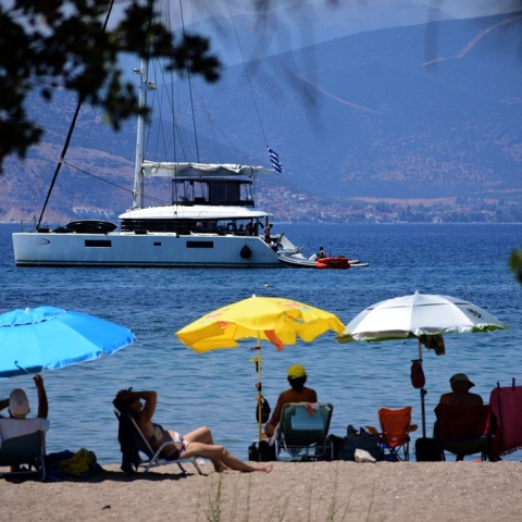 Ο καιρός αύριο - Λουόμενοι απολαμβάνουν το μπάνιο τους σε παραλία