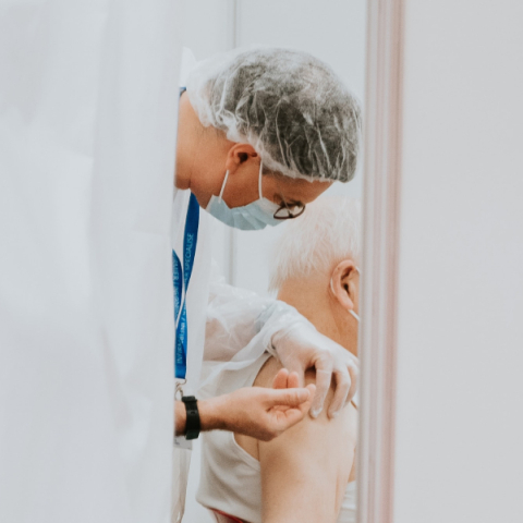 Εμβολιασμος ηλικιωμένου κατά του κορωνοιού