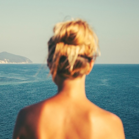 Η πλάτη μιας κοπέλας. 