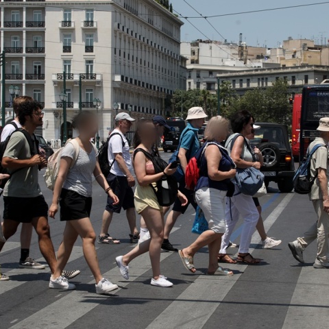 Πολίτες με μάσκα προστασίας από τον κορωνοϊό στο κέντρο της Αθήνας