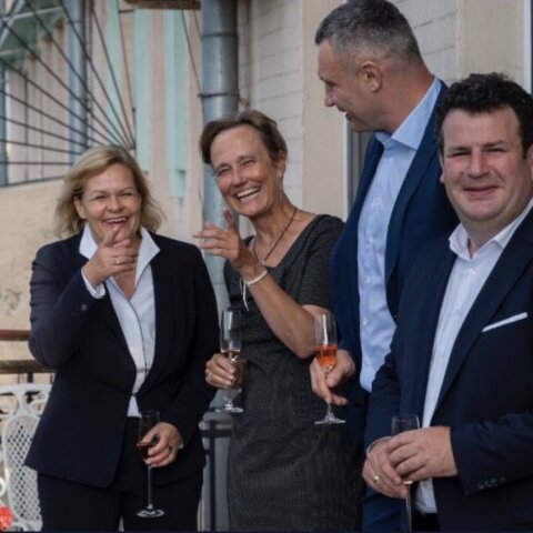 Οι Γερμανοί υπουργοί γελούν και πίνουν το ποτό τους στο Κίεβο