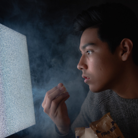 Άντρας που βλέπει τηλεόραση