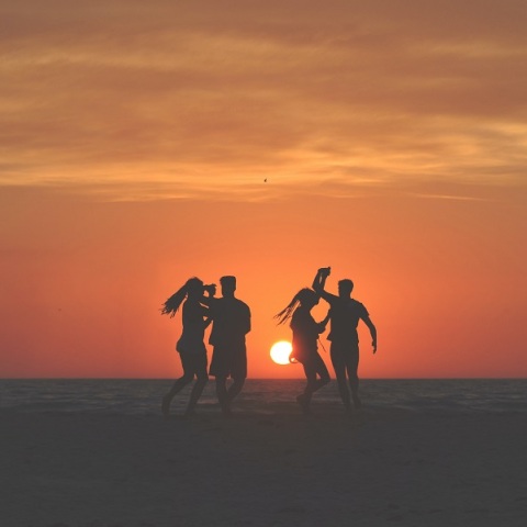 Μια παρέα στην παραλία. 