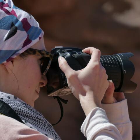 Γυναίκα τραβά φωτογραφία