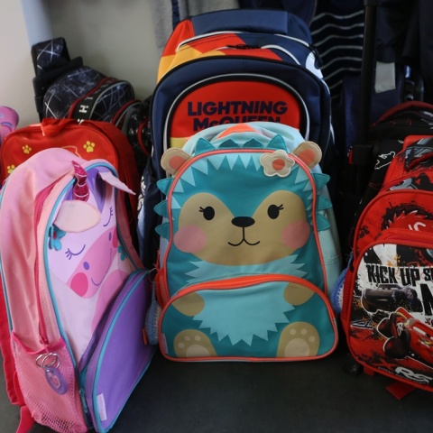 Παιδικός Σταθμός: Οι τσάντες των παιδιών παραταγμένες στον διάδρομο