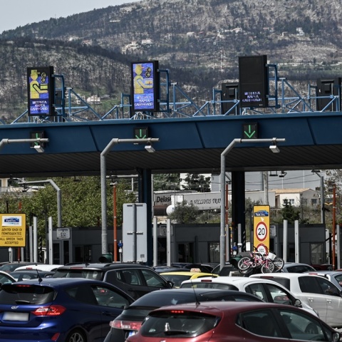 Έξοδος Δεκαπενταύγουστου 2022: Αυτοκίνητα παραταγμένα στα διόδια