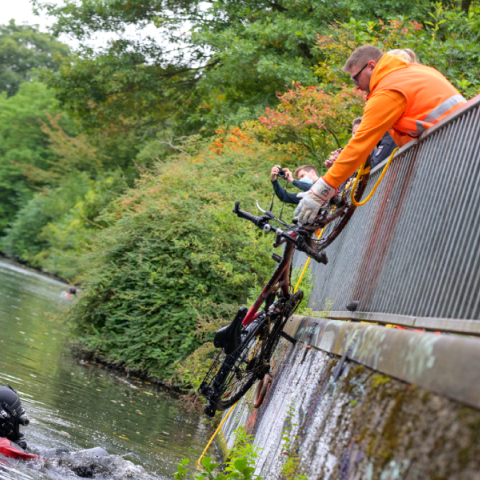 Συλλογή σκουπιδιών κάτω από το νερό κατά τη διάρκεια της εκστρατείας «Το Αμβούργο καθαρίζει».