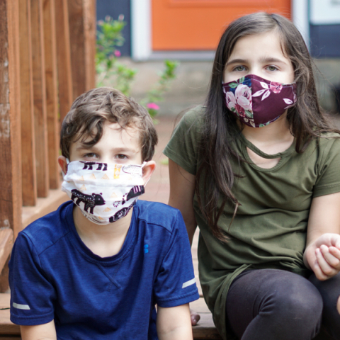 Παιδιά με μάσκα για τον κορωνοιό