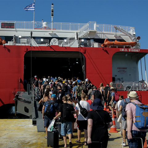 Κόσμος σε λιμάνι