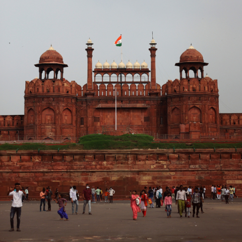 Η Εθνική σημαία της Ινδίας υψώνεται από τον πρωθυπουργό της Ινδίας στο Κόκκινο Οχυρό στις 15 Αυγούστου