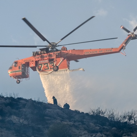 Φωτιά τώρα - Πυροσβεστικό ελικόπτερο ρίχνει νερό για την κατάσβεση πυρκαγιάς