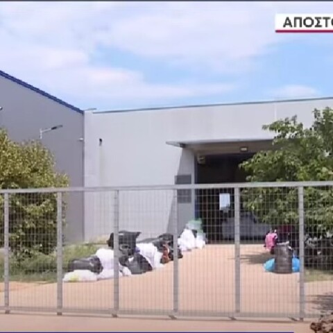 Η περίφραξη του χώρου εργασίας της 49χρονης που δέχθηκε επίθεση με καυστικό υγρό από τον 50χρονο πρώην σύζυγό της στη Μεσσήνη