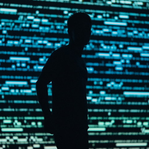 Σιλουέτα άντρα μπροστά από κώδικα προγράμματος