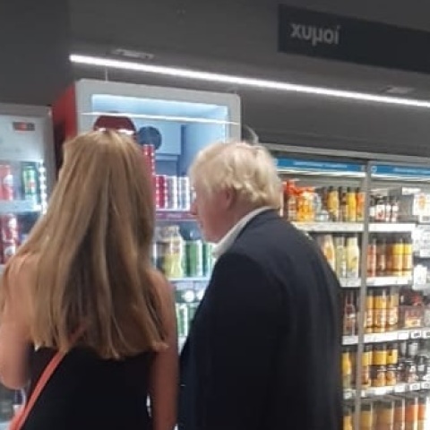 Ο Μπόρις Τζόνσον και η Κάρι Τζόνσον σε σούπερ μάρκετ της Νέας Μάκρης