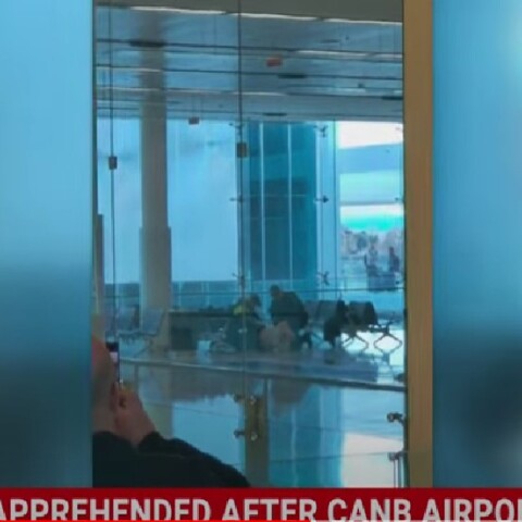 Καμπέρα: Πυροβολισμοί στο αεροδρόμιο - Ο δράστης ακινητοποιημένος από δύο αστυνομικούς