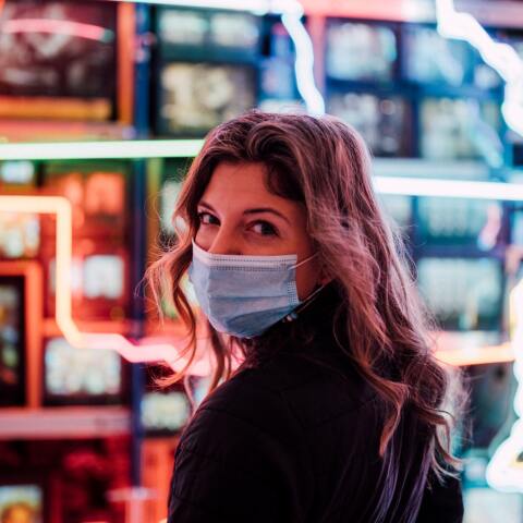 Γυναίκα με μάσκα προστασίας από τον κορωνοϊό