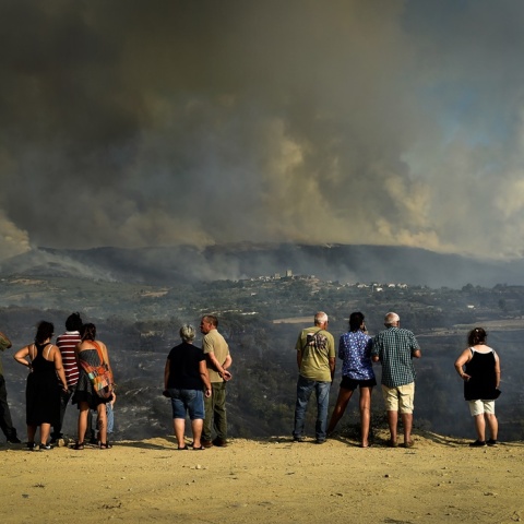 Πυρκαγιά στην Πορτογαλία - Πολίτες παρακολουθούν από μακριά το πύρινο μέτωπο