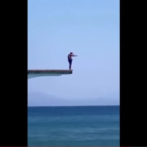 O 92χρονος κ. Γιώργος ετοιμάζεται για βουτιά στη Ρόδο