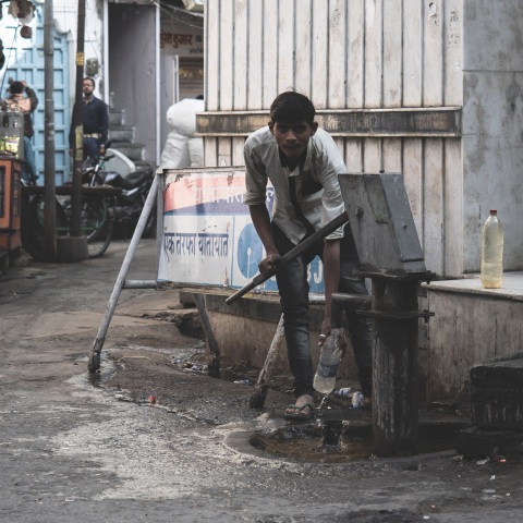 75 χρόνια από την ανεξαρτησία της Ινδίας: Πώς ο ρυθμός οικονομικής και τεχνολογικής ανάπτυξης δεν αντισταθμίζει τη ακραία φτώχεια