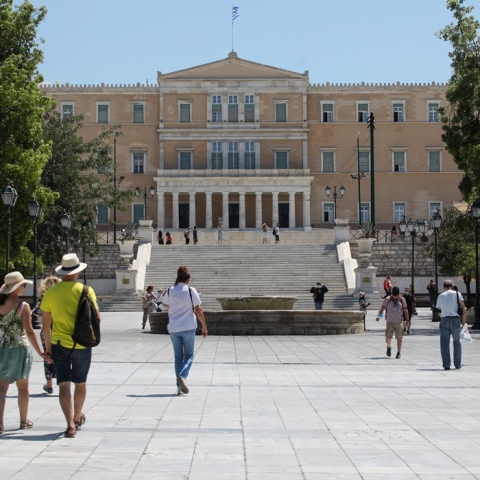 Ο καιρός αύριο - Πολίτες στο κέντρο της Αθήνας υπό υψηλές θερμοκρασίες