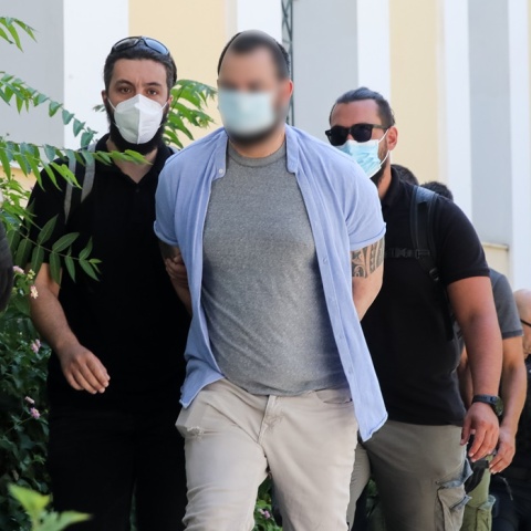 Ο 34χρονος πρώην παίκτης ριάλιτι με χειροπέδες οδηγείται από αστυνομικούς στον εισαγγελέα