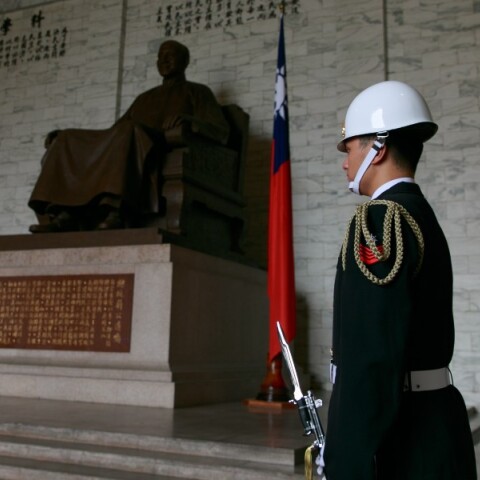 Στρατιώτης της Ταϊβάν φυλά μνημείο στην Ταϊπέι
