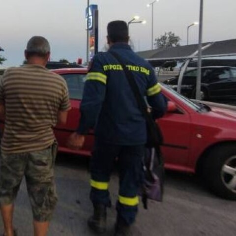 Ο 65χρονος που συνελήφθη για τη φωτιά στη Θάσο μαζί με άνδρες της Πυροσβεστικής