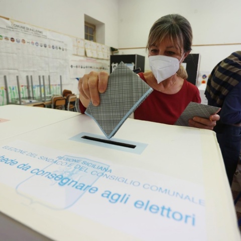 Ιταλίδα ψηφοφόρος στην κάλπη