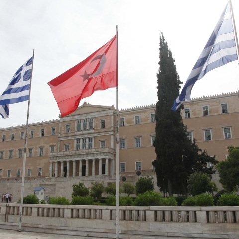 Στιγμιότυπο από τον σημαιοστολισμό της Αθήνας για την επίσκεψη Ερντογάν στην Ελλάδα