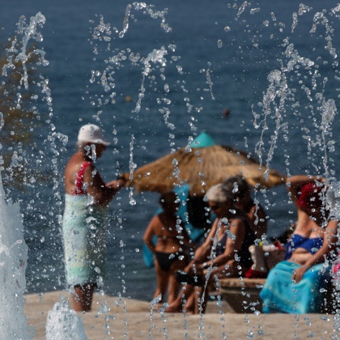 Πολίτες πίσω από σιντριβάνι 