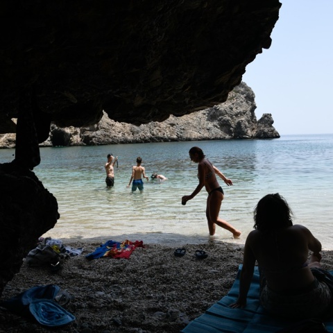 Παραλία στη Σάμο και παιδιά που παίζουν στην ακροθαλασσιά