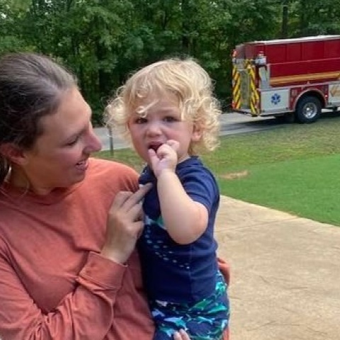 Ο 1,5 Ethan Moore από την Τζόρτζια μαζί με τη μητέρα του