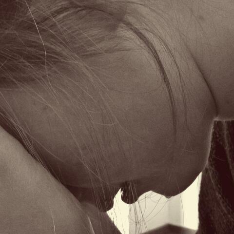 Απελπισμένη γυναίκα κρατά το πρόσωπό της