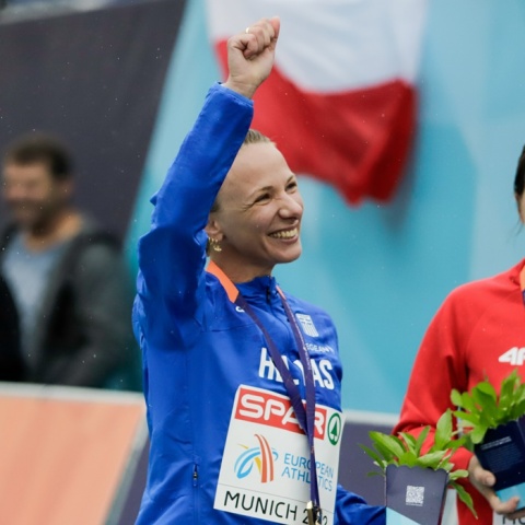 Η Αντιγόνη Ντρισμπιώτη φορά στο λαιμό της το δεύτερο χρυσό μετάλλιο και υψώνει χαμογελαστή το χέρι της