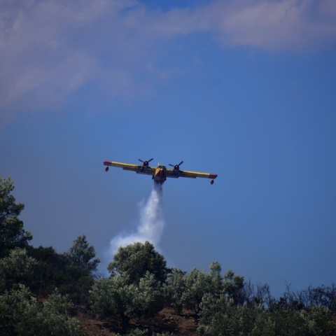 Εναέρια μέσα στην κατάσβεση φωτιάς 
