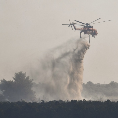 Ελικόπτερο επιχειρεί για την κατάσβεση της φωτιάς