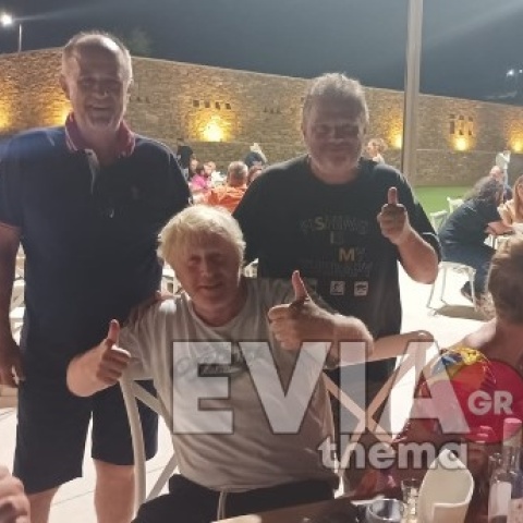 Ο Μπόρις Τζόνσον σε ταβέρνα στην Κάρυστο