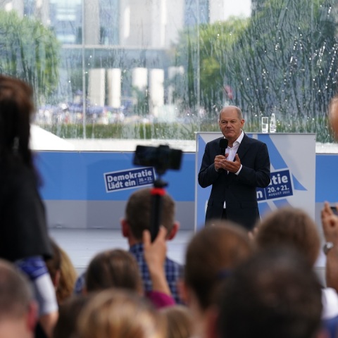 Όλαφ Σολτς: Ακτιβίστριες γύμνωσαν τα στήθη τους απέναντι στον Γερμανό καγκελάριο απαιτώντας εμπάργκο στο ρωσικό φυσικό αέριο