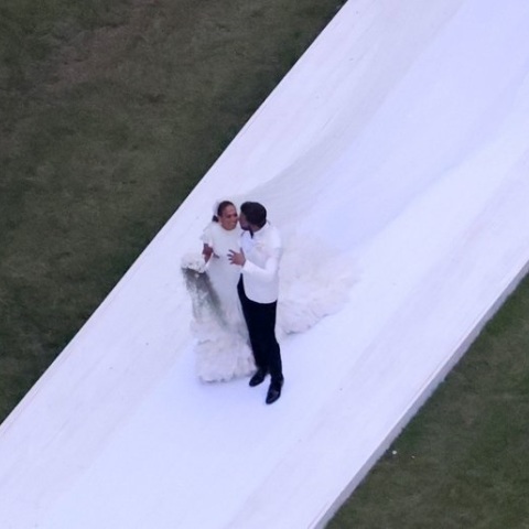 Η Τζένιφερ Λόπεζ και ο Μπεν Άφλεκ παντρεύτηκαν για δεύτερη φορά σε μια μεγαλειώδη τελετή 