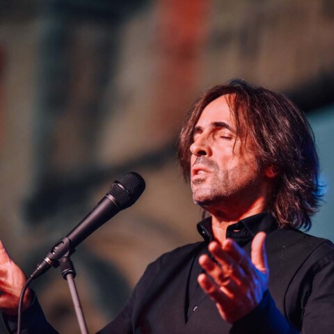 Ο Βασίλης Λέκκας μιλάει για τη σύνδεση, τη φιλία και τη συνεργασία του με τον Γιάννη Σπάθα, πριν την αφιερωματική συναυλία Standing Proud Forever, την Κυριακή 4 Σεπτεμβρίου, στο Ηρώδειο.