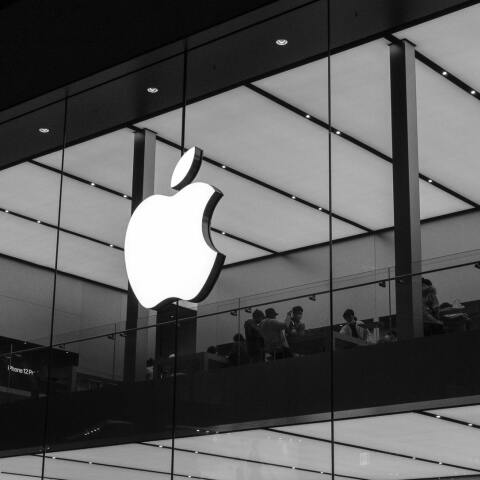 Το λογότυπο της Apple έξω από τα γραφεία της εταιρείας