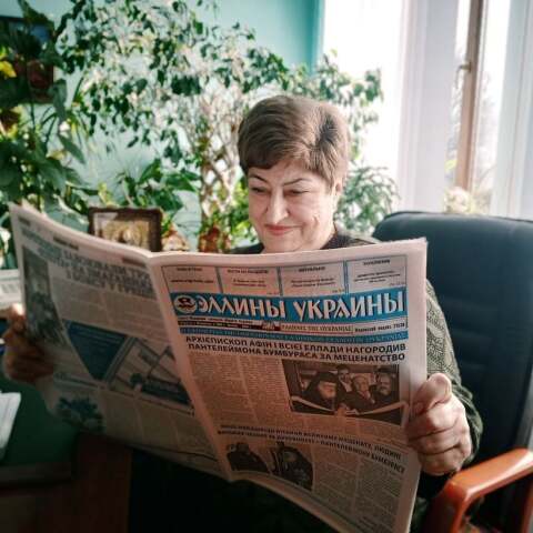 Η Αλέξανδρα Προτσένκο με το τεύχος της εφημερίδας πριν τον πόλεμο